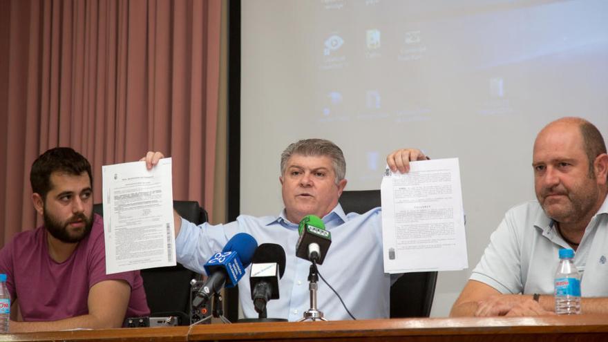 Vélez muestra los documentos durante la comparencia