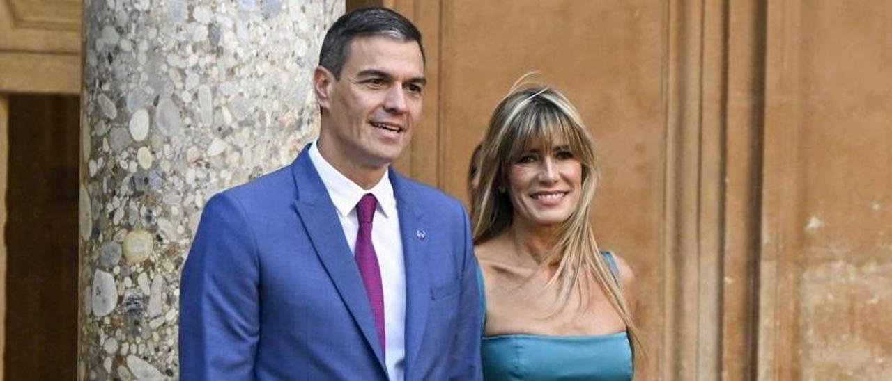 El presidente del Gobierno en funciones, Pedro Sánchez, acompañado de su esposa Begoña Gómez.