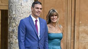 El presidente del Gobierno en funciones, Pedro Sánchez, acompañado de su esposa Begoña Gómez.