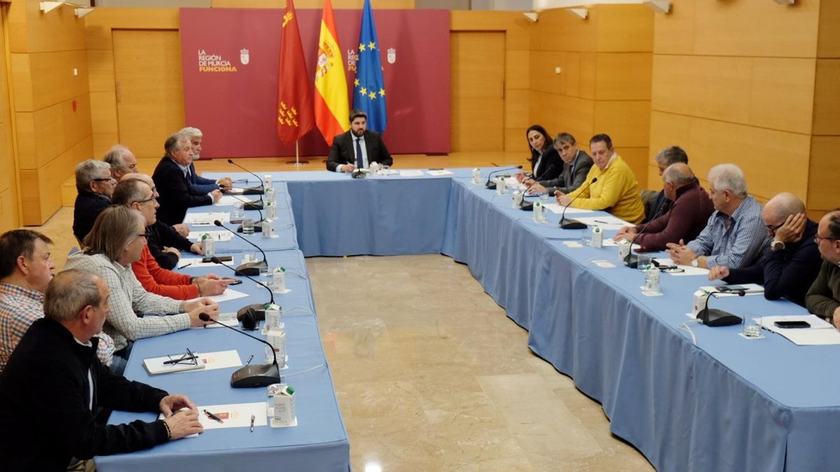 El Consejo Rector de Fecoam, durante la reunión con López Miras en San Esteban.