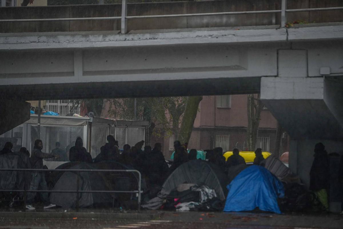 Los desalojados del B9 acampan bajo el puente de la C-31 en Badalona para protegerse de las lluvias intensas Los desalojados del B9 acampan bajo el puente de la C-31 en Badalona para protegerse de las lluvias intensas