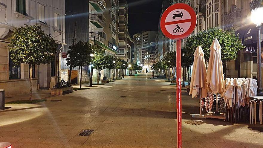 Aspecto de la peatonal rúa Castelao a las 22 horas del viernes.  |  // FARO 