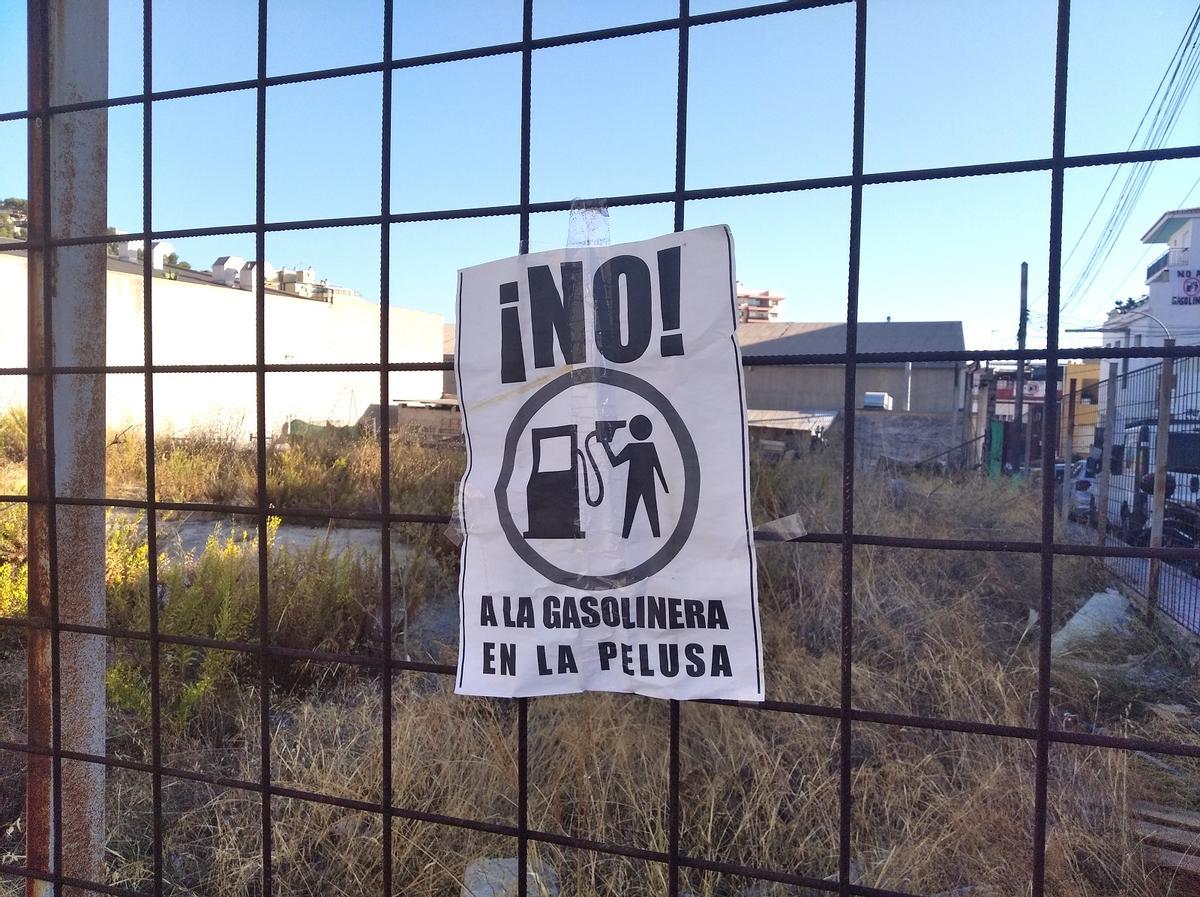 Detalle de uno de los carteles contrario a la gasolinera.