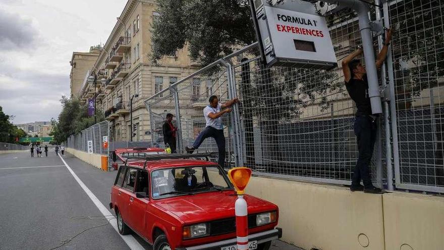 Operarios durante los preparativos del circuito urbano de Bakú.