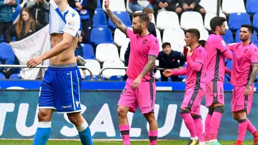 Schär muerde su camiseta mientras los levantinistas celebran el empate al final del partido de Riazor.