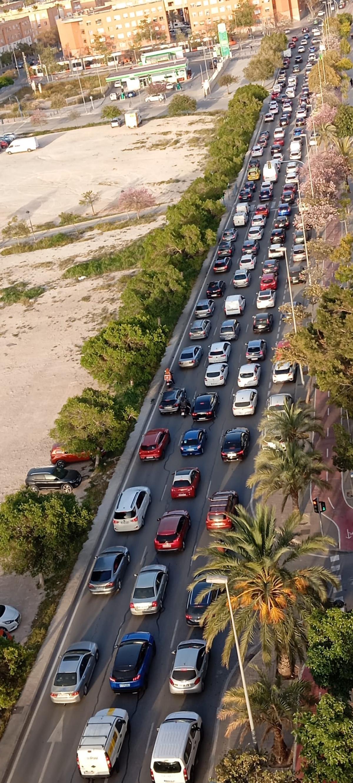 Aspecto que presentaba el atasco este jueves por la tarde.