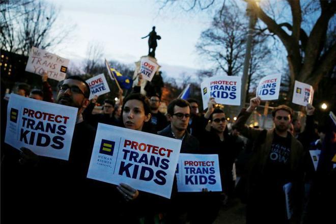 Concentración ante la Casa Blanca en defensa de los niños transgénero.