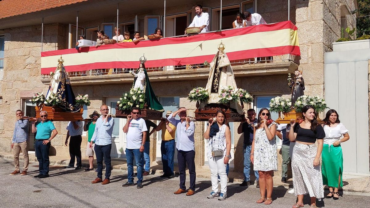 Las vírgenes, durante la procesión en Moscoso. / FdV