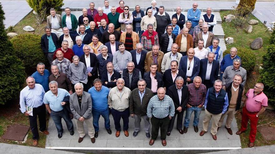 Asistentes a la comida anual de exjugadores del Somió.