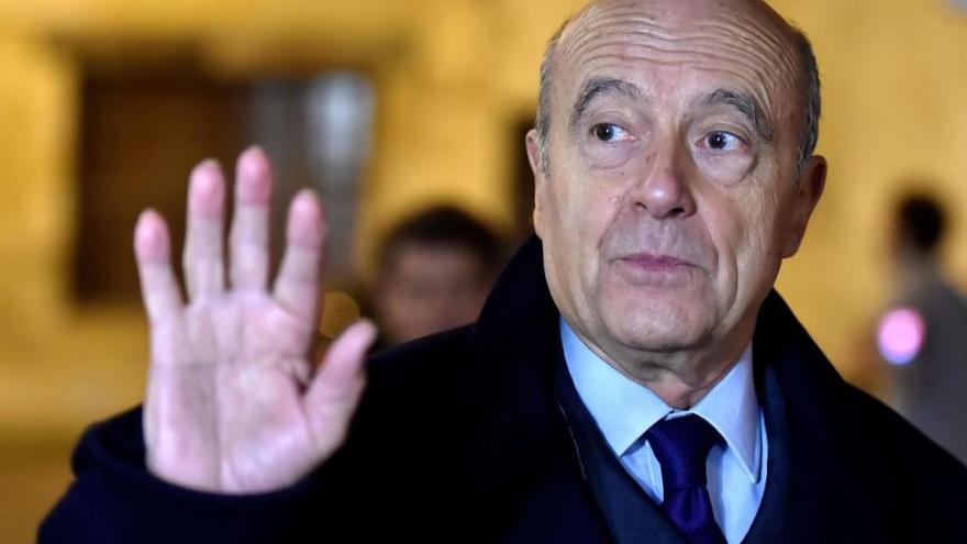 Fillon, empujado hacia la puerta de salida; Juppé gana enteros como relevo