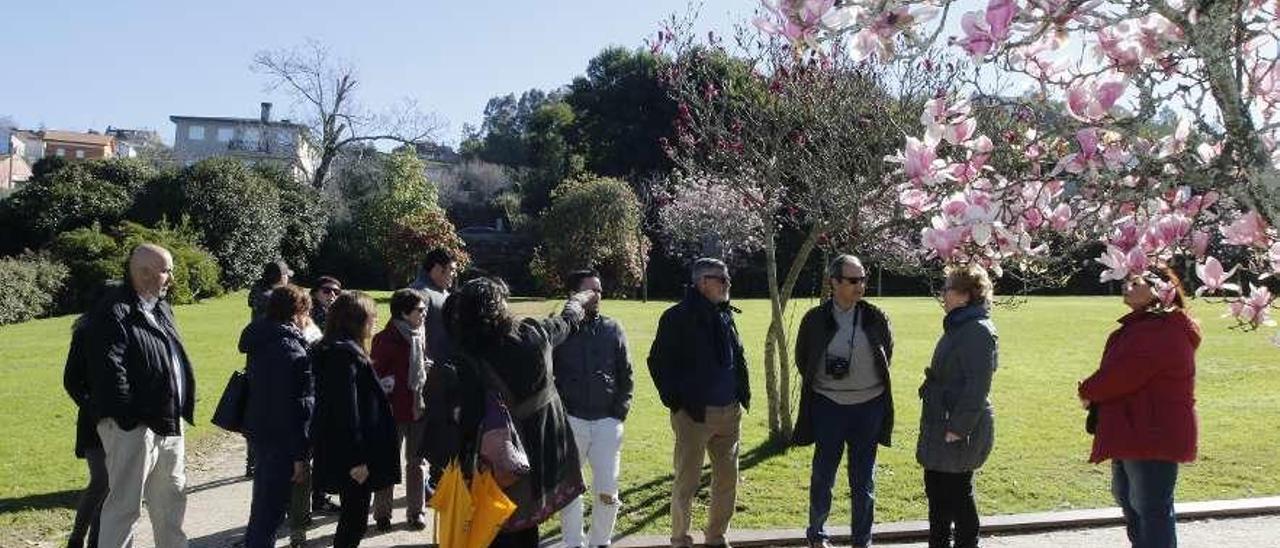 Una visita guiada por los jardines de Castrelos, en imagen de archivo. // A.Villar