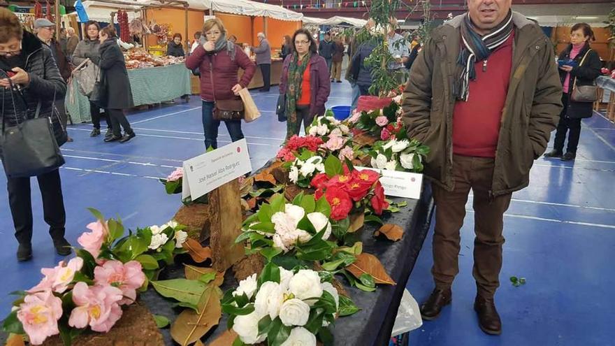 José Manuel Alba, con las camelias.