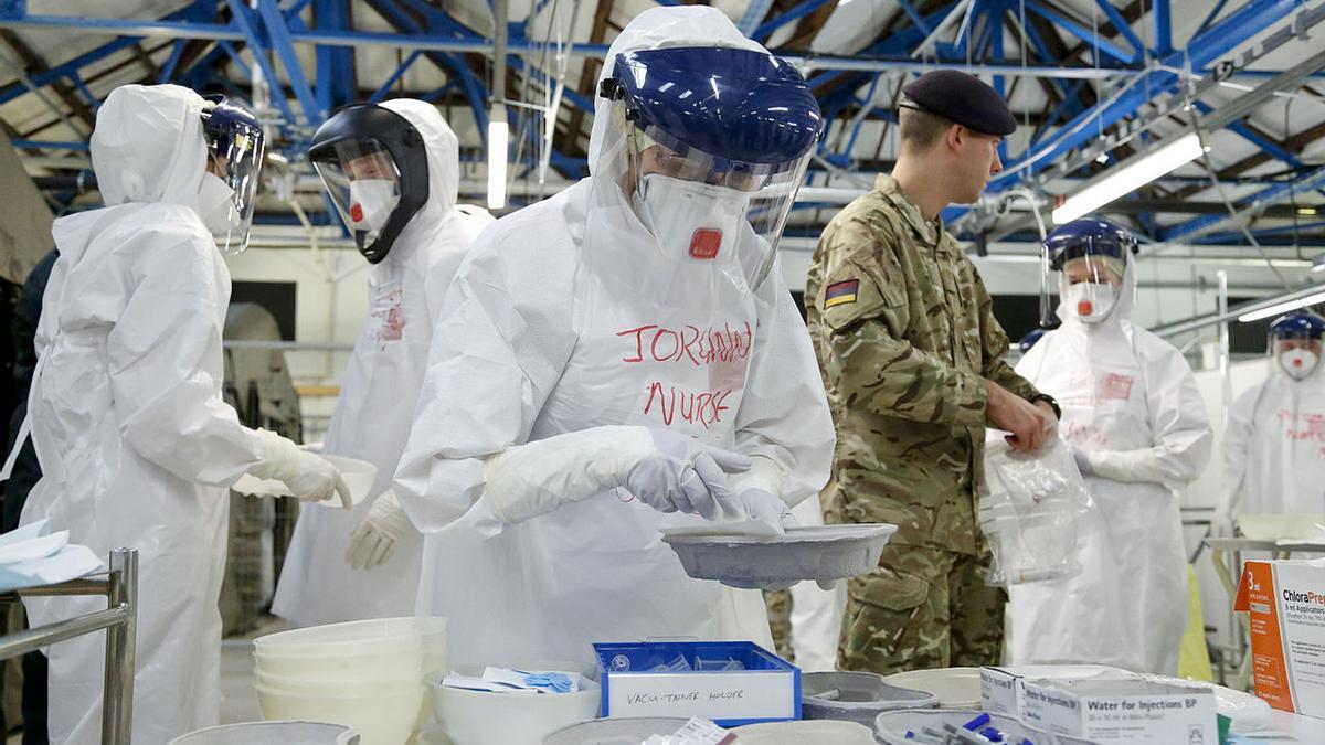 Médicos y enfermeras preparados para investigar con el virus del Ébola