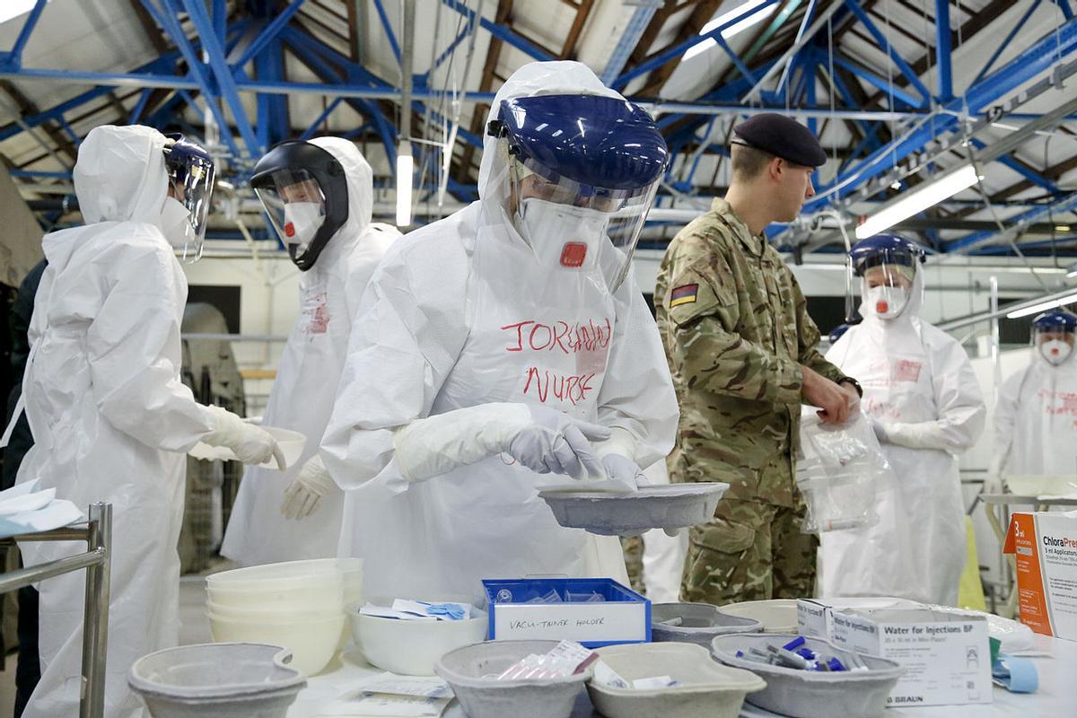 Médicos y enfermeras preparados para investigar con el virus del Ébola