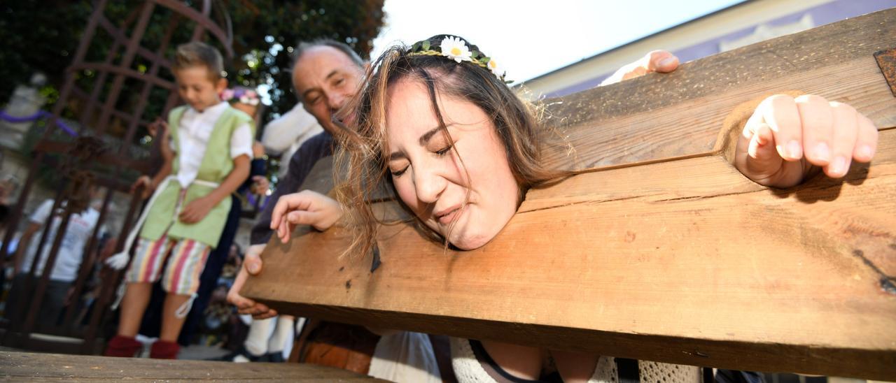 Una mujer se divierte en la anterior edición de la Feira Franca de Pontevedra.