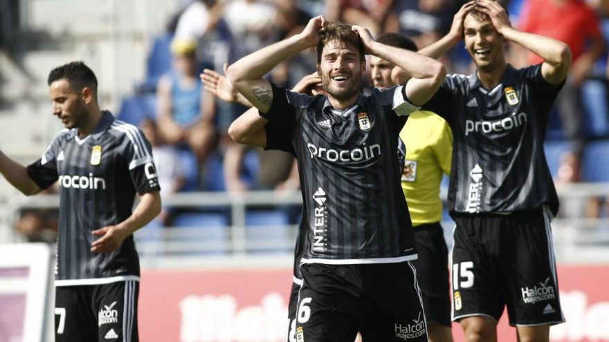 Erice y Torró se lamentan del penalti señalado por Pérez Pallas, detrás, en el duelo ante el Tenerife.