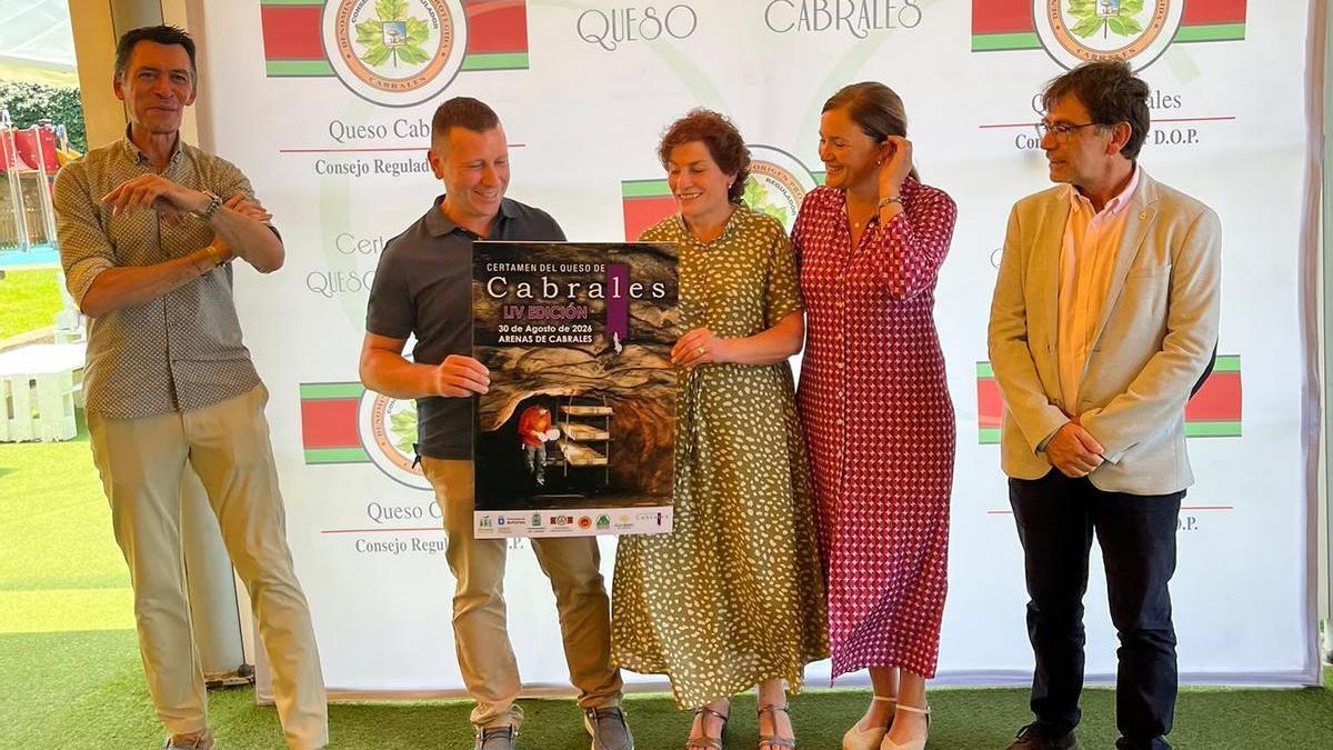 Por la izquierda, David Fernández-Prada (CEO de Gustatio), Benigno Pérez (presidente de la DOP Cabrales), Encarni Bada (quesería Ángel Díaz Herrero, ganadora del pasado certamen), Begoña López (directora general de Agricultura, Agroindustria y Desarrollo Rural) y José Sánchez (Alcalde de Cabrales).