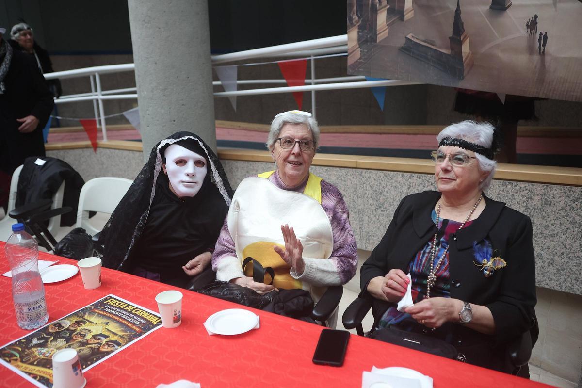 Carnaval en la residencia Torrente Ballester de A Coruña: la fiesta del robo en el Louvre