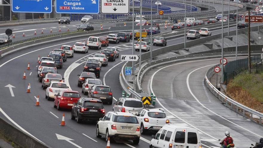 Atasco en el puente de Rande. // R. Grobas