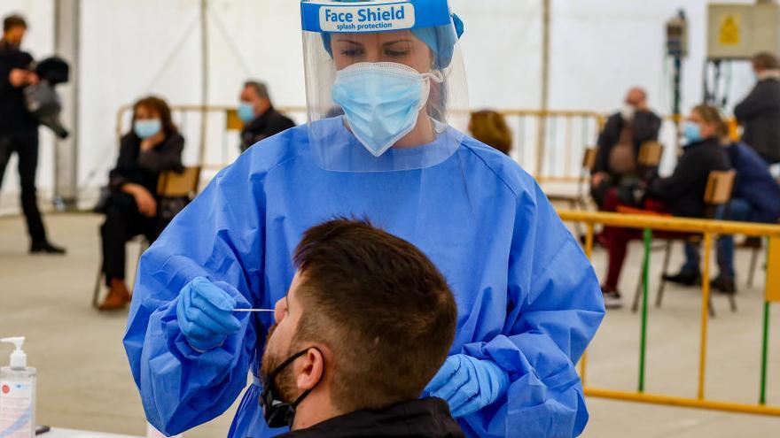 Una sanitaria realiza un test de antígenos en Madrid.