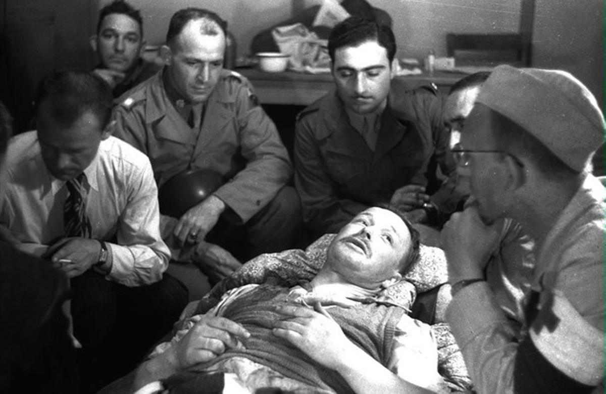Imagen del interrogatorio por parte de los aliados del comandante nazi de Mauthausen, Franz Ziereis, en Gusen, en mayo de 1945.