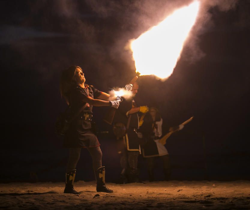 Un espectacular Desembarco al alba da inicio a los Moros y Cristianos en El Campello