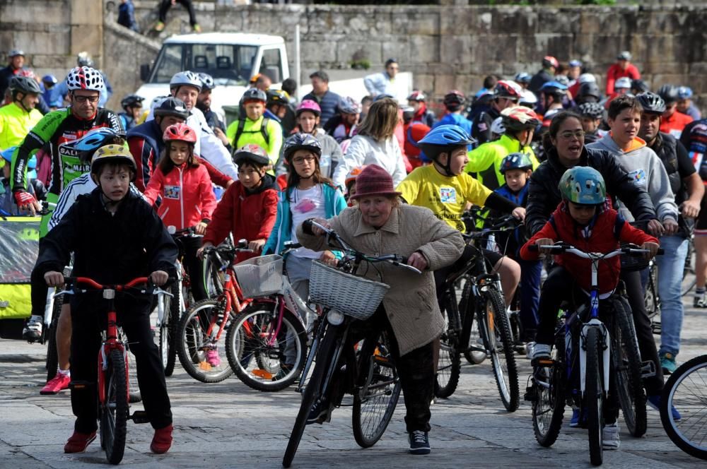 Un pelotón de ciclistas desafía a la lluvia en Cambados