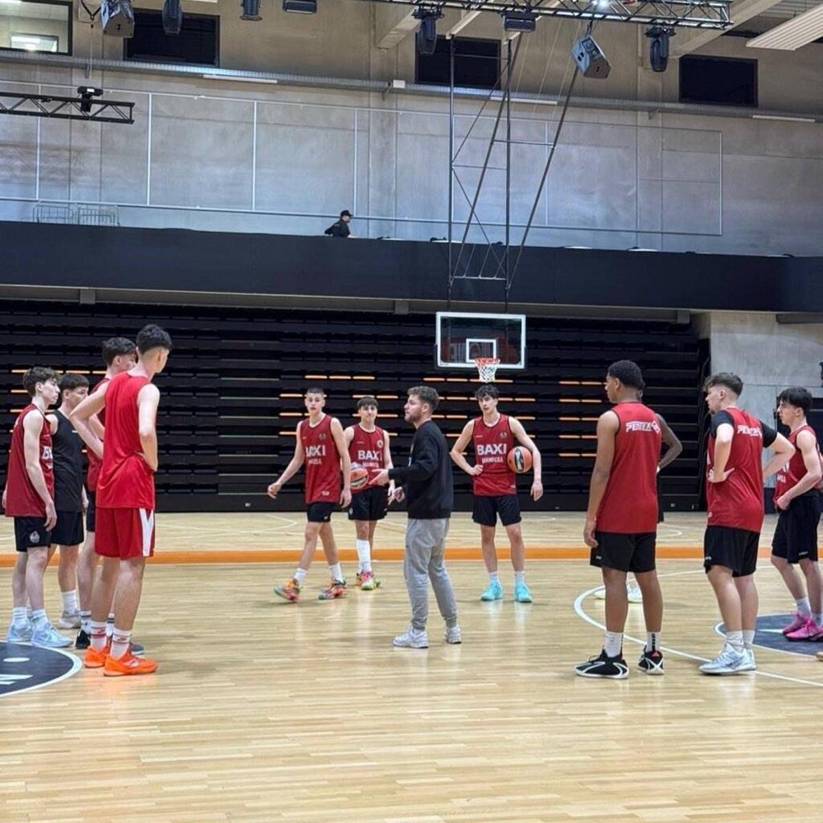 El tècnic Nacho Juan dona instruccions als seus jugadors, aquest divendres en un entrenament