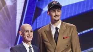 Adam Silver i Aday Mara, ahir.  | SARAH YENESEL / EFE / EPA