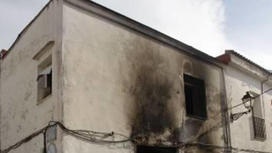 Marcas de humo de una casa incendiada en Alberic en 2014.