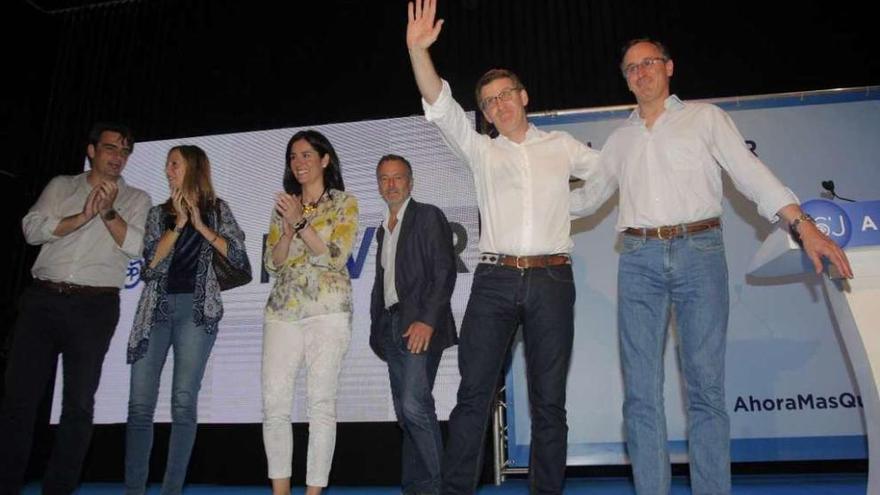 Alonso, por la derecha, Feijóo, Agustín Hernández, Paula Prado, Marta González y Diego Calvo. // X. Álvarez