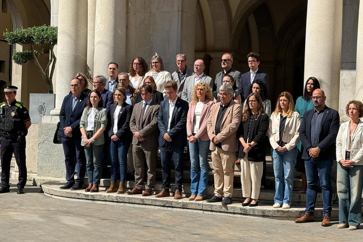 Les imatges del minut de silenci a Figueres per condemnar el crim masclista Les imatges del minut de silenci a Figueres per condemnar el crim masclista