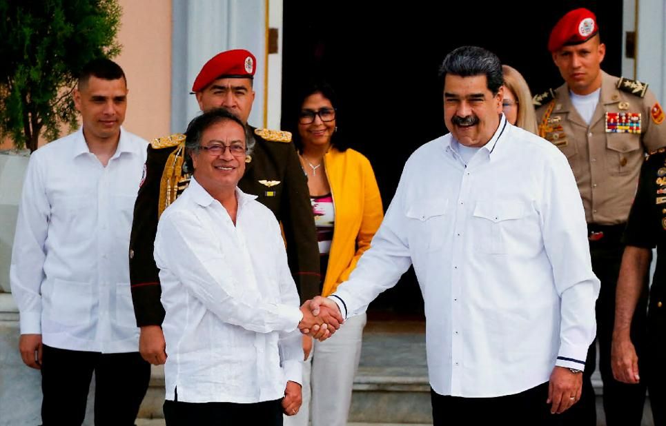 Nicolás Maduro (derecha) y Gustavo Petro, ayer.