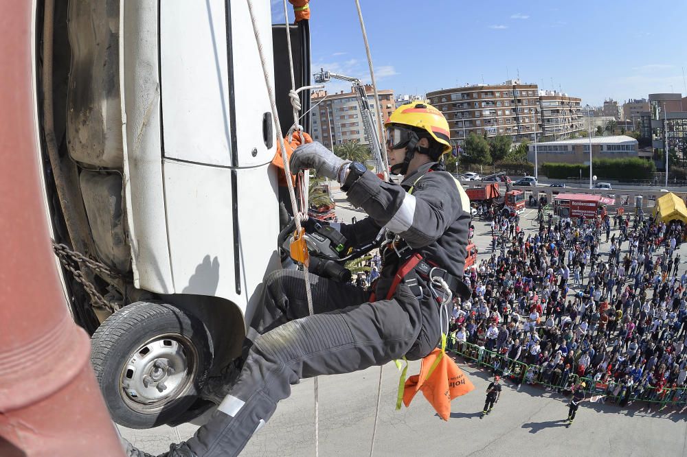 Simulacros de rescate por el 75 aniversario del Parque de Bomberos de Elche.