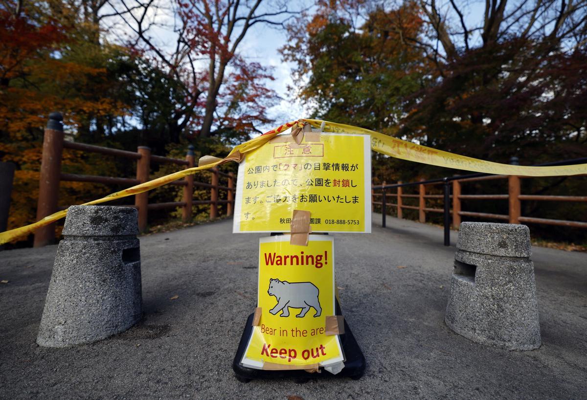Una señal de precaución en el parque Senshu, en Akita, Japón, alertando de la presencia de osos.