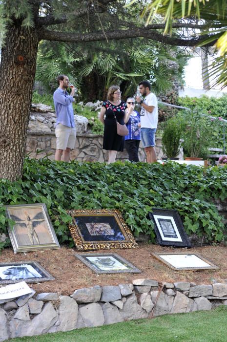 Mostra d'artistes novells al jardí de la família F