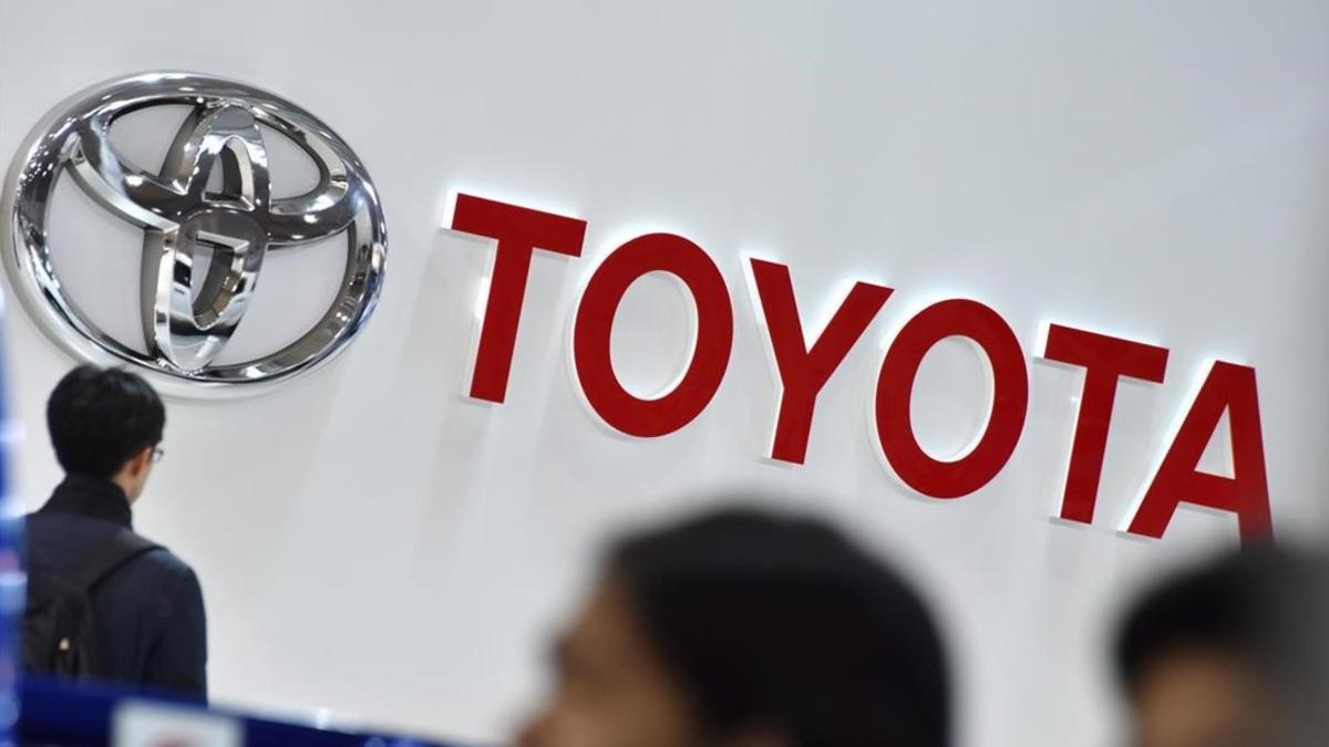 El logo de Toyota en una feria en Tokio.