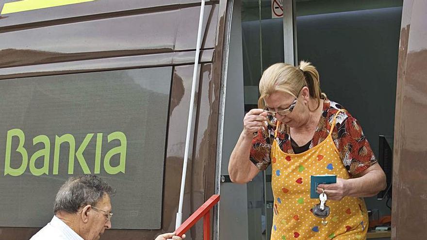 El ofibus de Bankia da servicio a pueblos sin sucursal. | DANIEL TORTAJADA