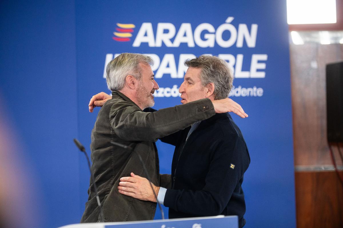 El líder popular, Alberto Núñez Feijóo (d), se abraza con Jorge Azcón, el candidato del PP a la presidencia de Aragón en las elecciones del 8 de febrero, ayer en un mitin en Calatayud. POLITICA. ELECCIONES AUTONOMICAS DE ARAGON DEL 8 DE FEBRERO DE 2026. 8F. PARTIDO POPULAR