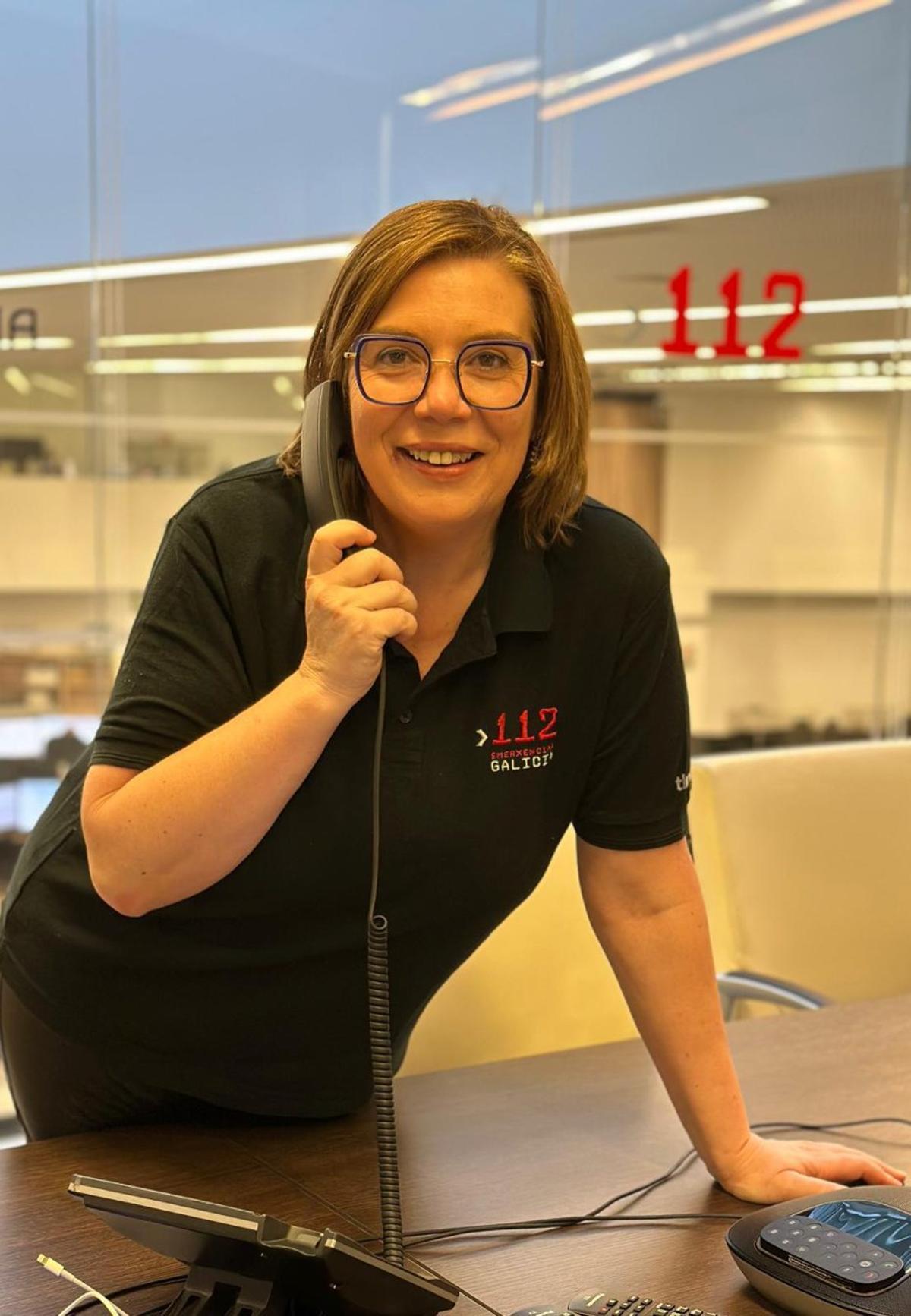 Blanca Maceira en su puesto de trabajo en el CIAE 112 Galicia.