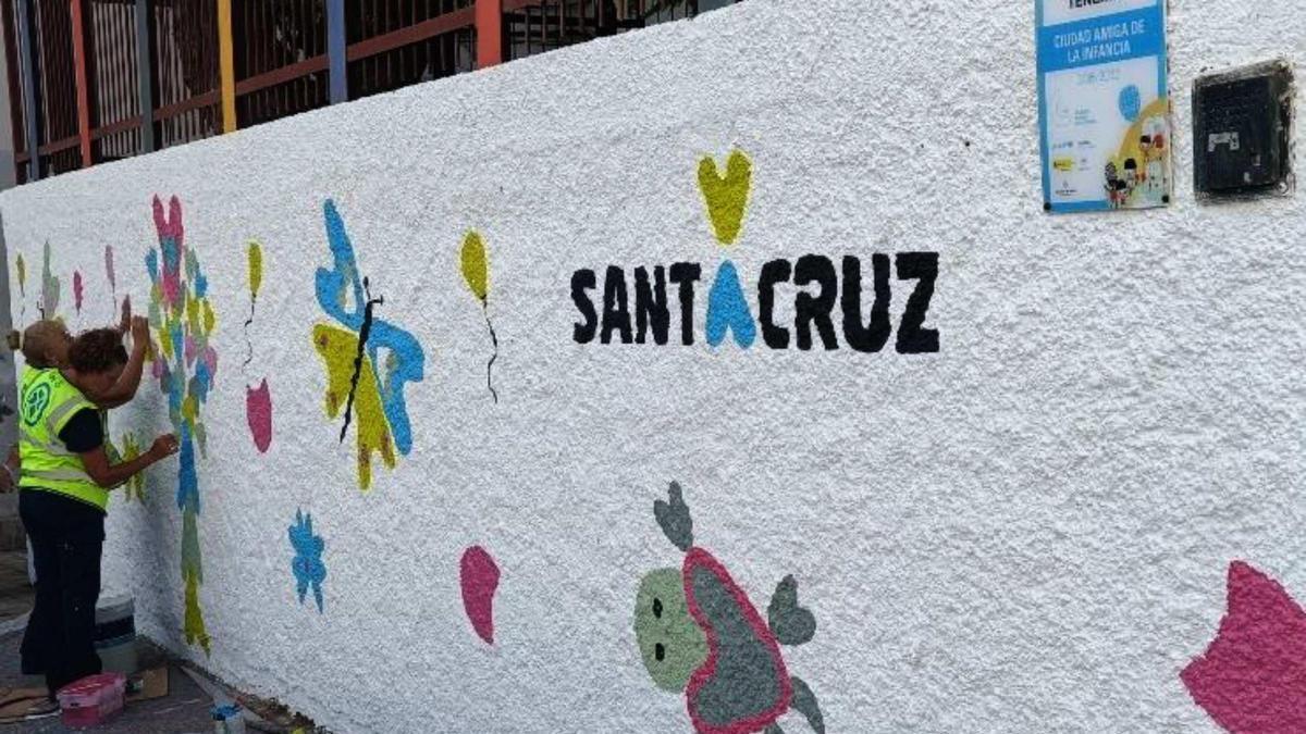 Desempleados de larga duración adecentan espacios públicos de la ciudad.