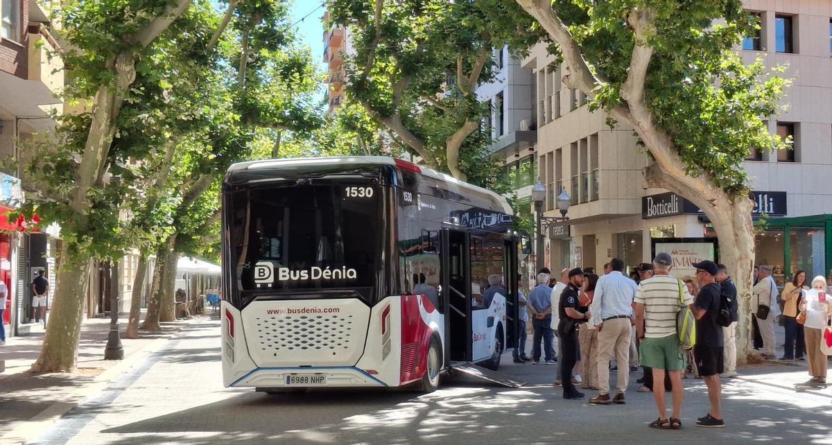 El autobús eléctrico se ha presentado en la calle Marqués de Campo