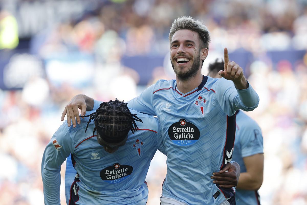 VALENCIA, 02/11/2025.- El defensa del Celta de Vigo Óscar Mingueza (d) celebra con su compañero Ilaix Moriba (i) tras marcarle un gol al Levante, durante el partido correspondiente a la undécima jornada de LaLiga EA Sports disputado este domingo en el Ciutat de València. EFE/ Ana Escobar. levante . celta vigo. liga españa 2025/2026 levante . celta vigo. 11. accion. ciutat de valencia