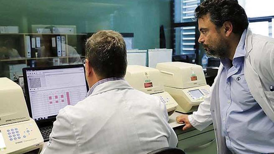 El virÃ³logo Jordi Reina, de espaldas, junto a Antonio Oliver, jefe de MicrobiologÃ­a de Son Espases.
