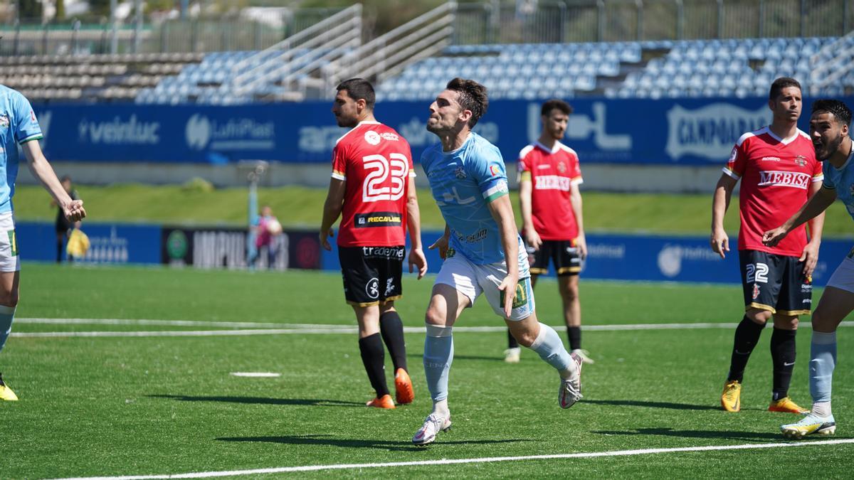 Lance del derbi entre el Ciudad de Lucena y el Atlético Espeleño del pasado fin de semana.