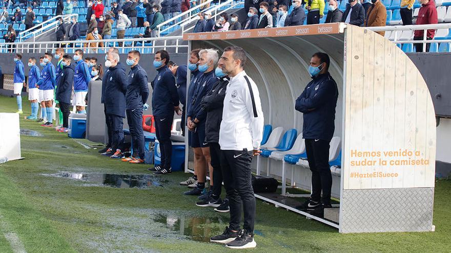 Carcedo, primero por la derecha, en el banquillo.