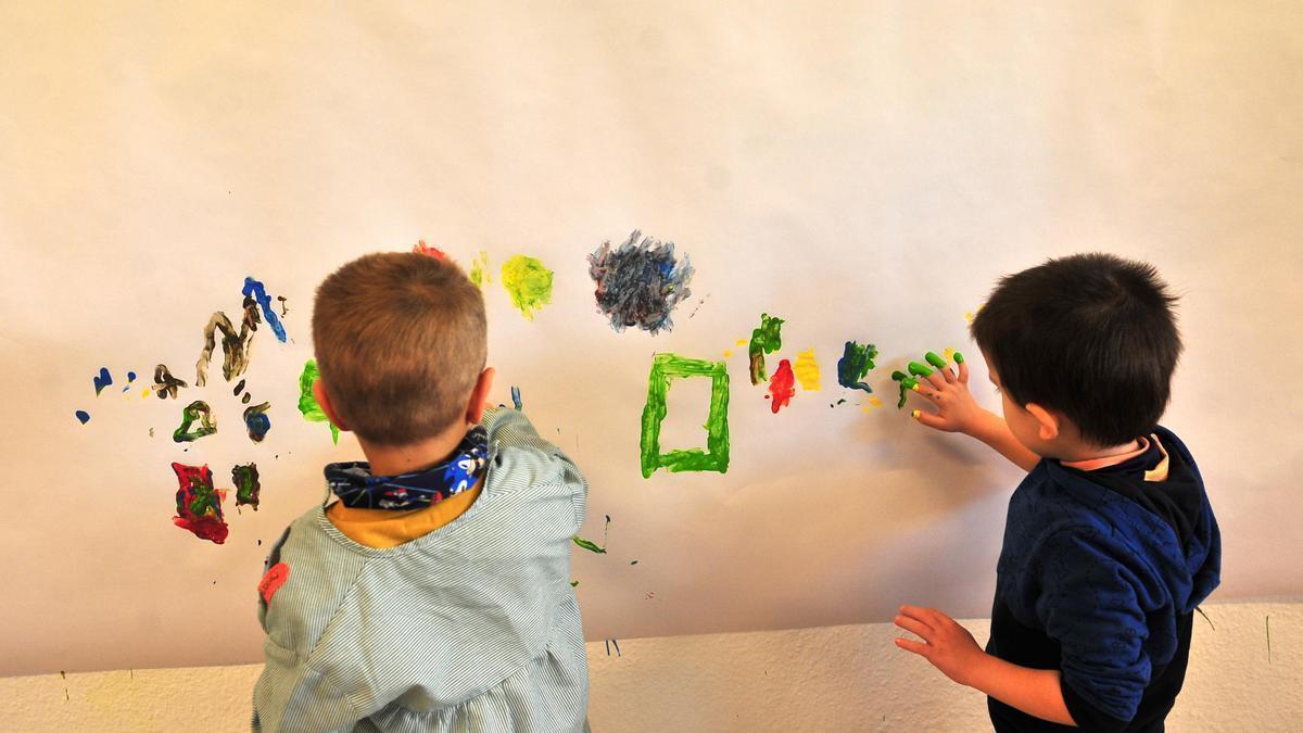 Dos niños pintando en un colegio de Elche