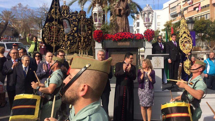 La Legión desfila ante la alcaldesa y el arcipreste de Marbella, junto a la estatua de Jesús Nazareno.