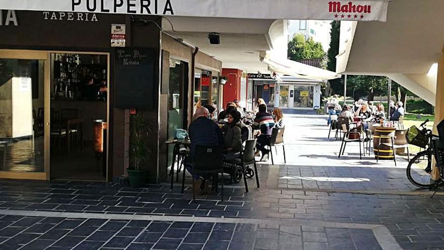 Negocios de hostelería a tope en La Aldea, ayer. |   //  FDV