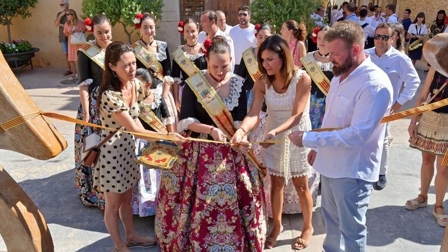 La reina de las fiestas corta la cinta en la inauguración de la Mostra d&#039;Oficis Tradicionals, acompañada por sus damas, el alcalde, Iván Sánchez, y la diputada provincial Maria Ángeles Pallarés, que ejerció como mantenedora del acto.